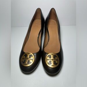 Tory Burch Black and Gold Flats with Signature Logo sz 7